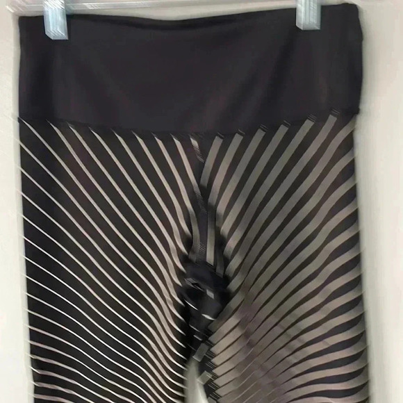 Lululemon speed wonder under tights reflective 28” high beam - Picture 7 of 11